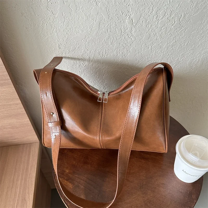 Commuter Large-capacity Crossbody Bag Women Autumn New Retro Fashion Tote Female Shoulder Bag Niche Design Leisure Shoulder Bag