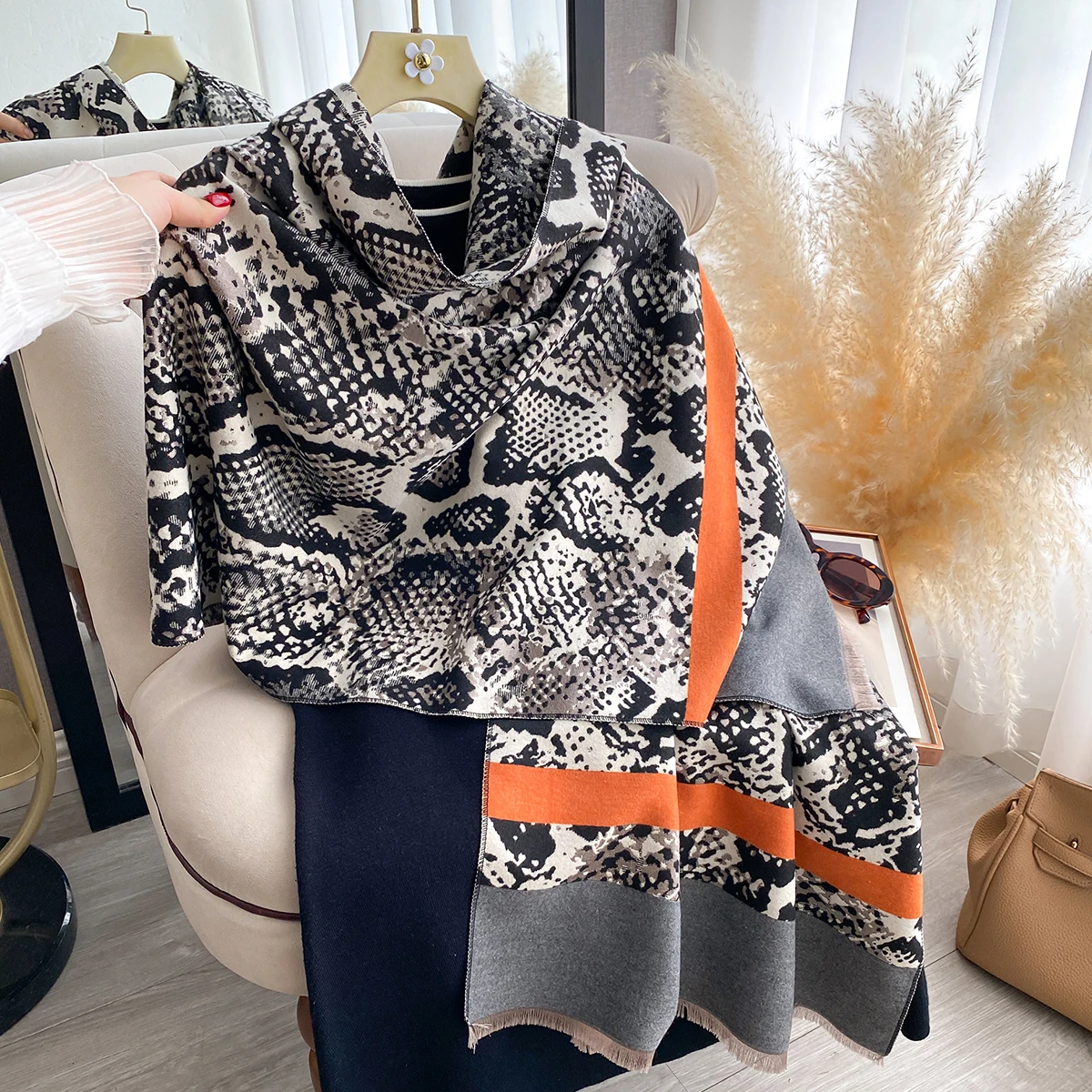 Luxury Autumn and Winter Cashmere Scarf Women New Warm Pashmina Blanket Poncho Scarves Fashion Snake-print Shawl Thick Bufanda