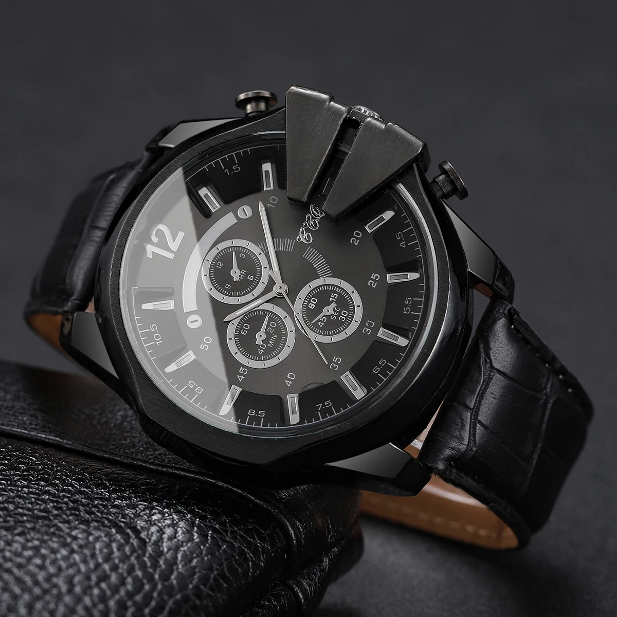 1pcs/set Men's Trendy Handsome Fashion Digital Scale Large Dial Quartz Watch ( Box Not Included)