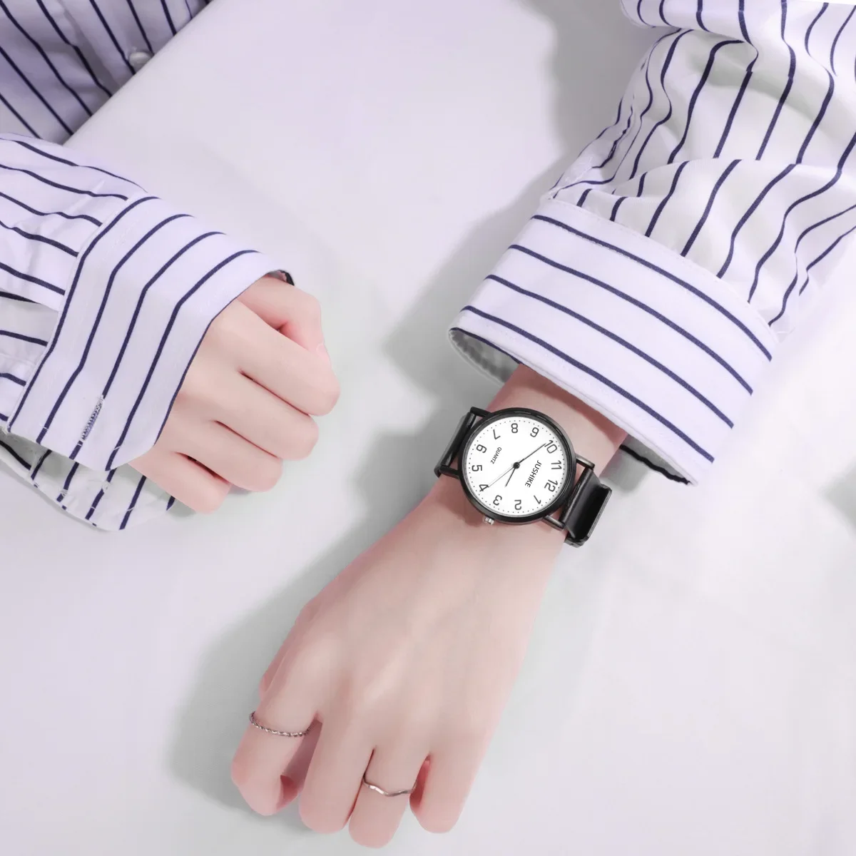 YIKAZE Women Watches Simple Quartz Watch Silicone Strap Wristwatch Minimalist Design Roud Girl Ladies Student Women's Watch Gift