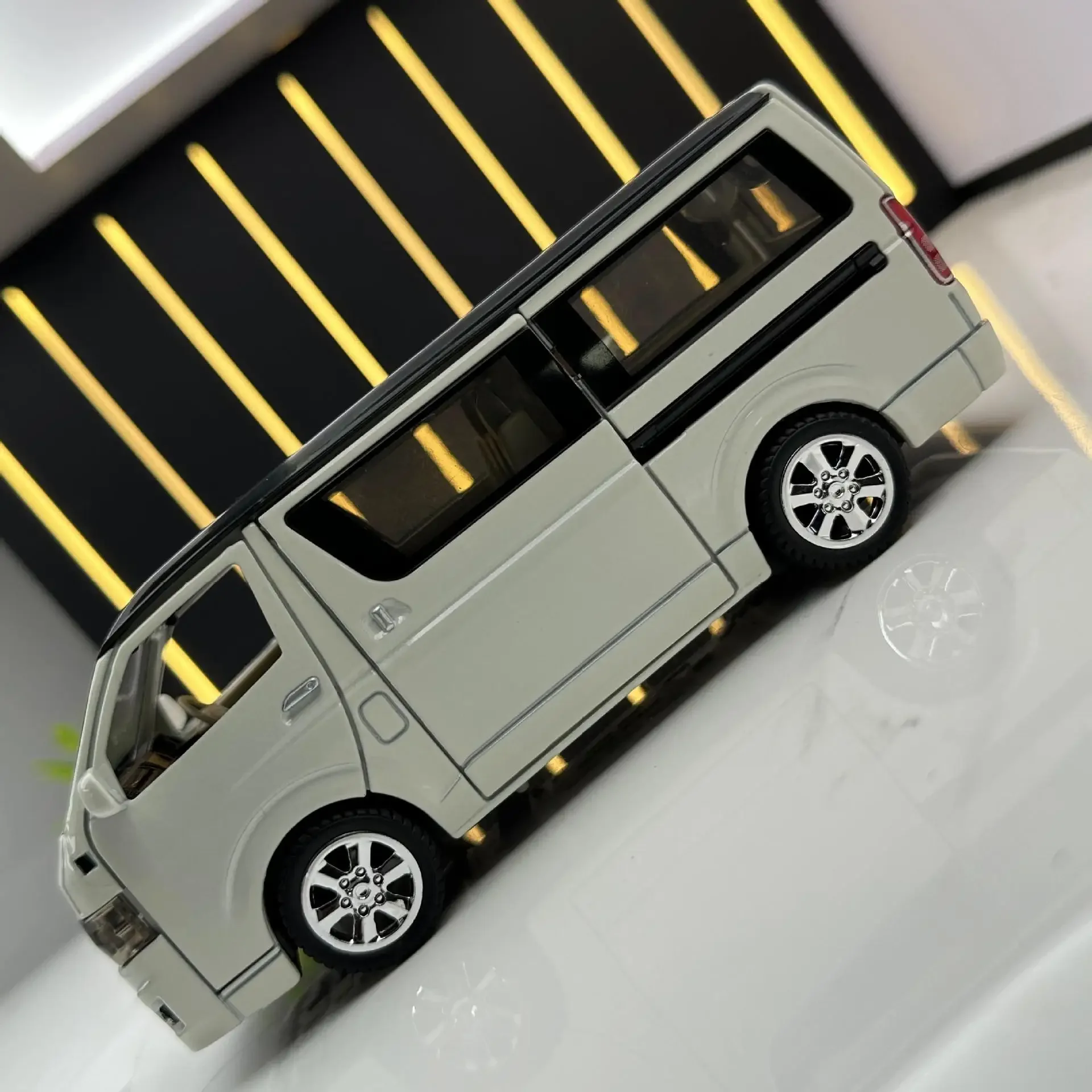 1:32 Toyota Hiace Business Car Model Decoration with Sound and