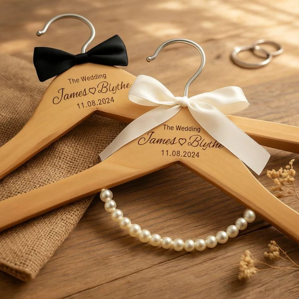Personalisierter Text-Braut- und Bräutigam-Aufhänger mit eingravierten Namen und Datum, Brautparty-Geschenke, personalisiertes Geschenk für Hochzeitskleider-Aufhänger