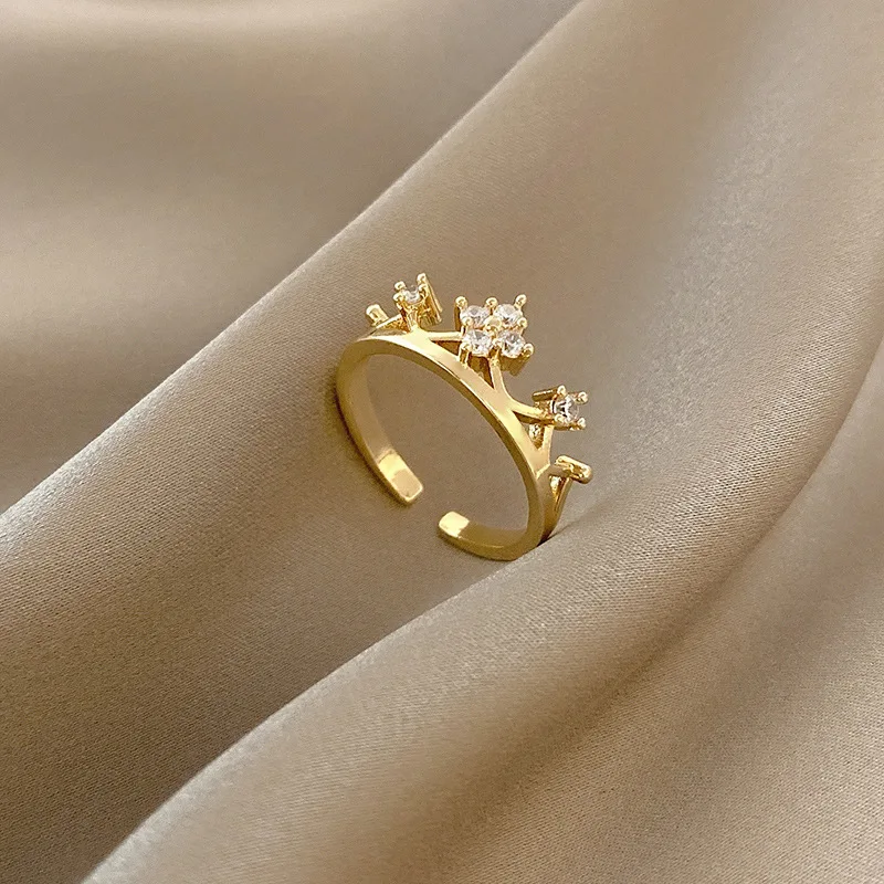 

Korean version of the new fashion crown inlaid diamond ring feminine temperament exquisite finger ring