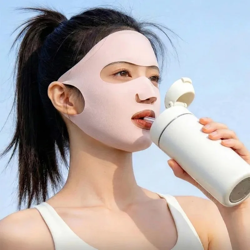 Détail du tissu en nylon du masque, respirant et léger, idéal pour une protection UV quotidienne