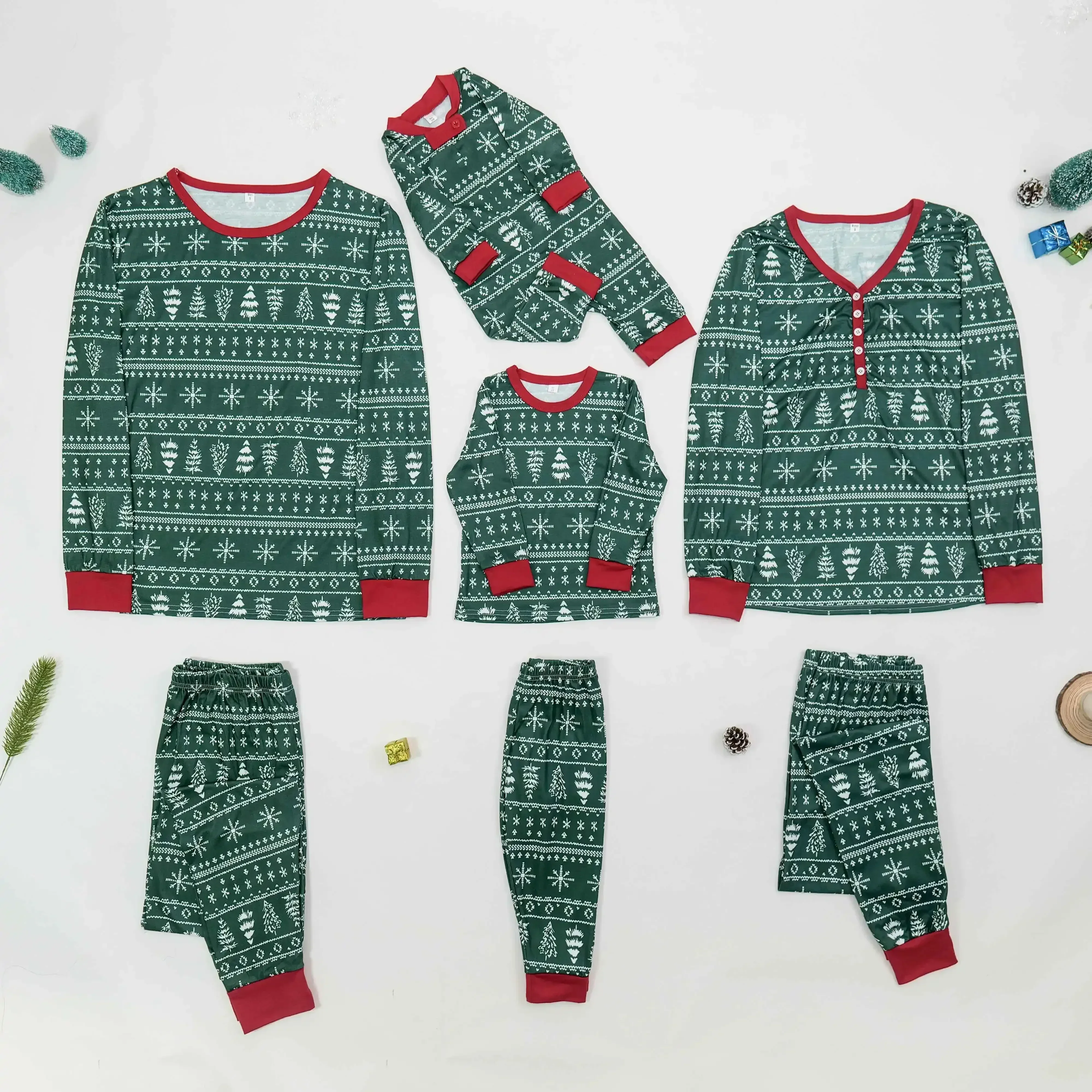 thumbnail image 4 of Conjunto de pijamas a juego para mamá, papá y niños para Navidad 2024, traje de 2 piezas con estampado integral, mameluco para bebé, ropa de dormir suave, conjuntos de apariencia familiar, 4 of 5