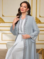 Ensemble de robe de luxe gris-bleu de style français avec broderies en dentelle, Abaya ouverte sur le devant de style moyen-oriental pour mariage / fête / usage quotidien 4