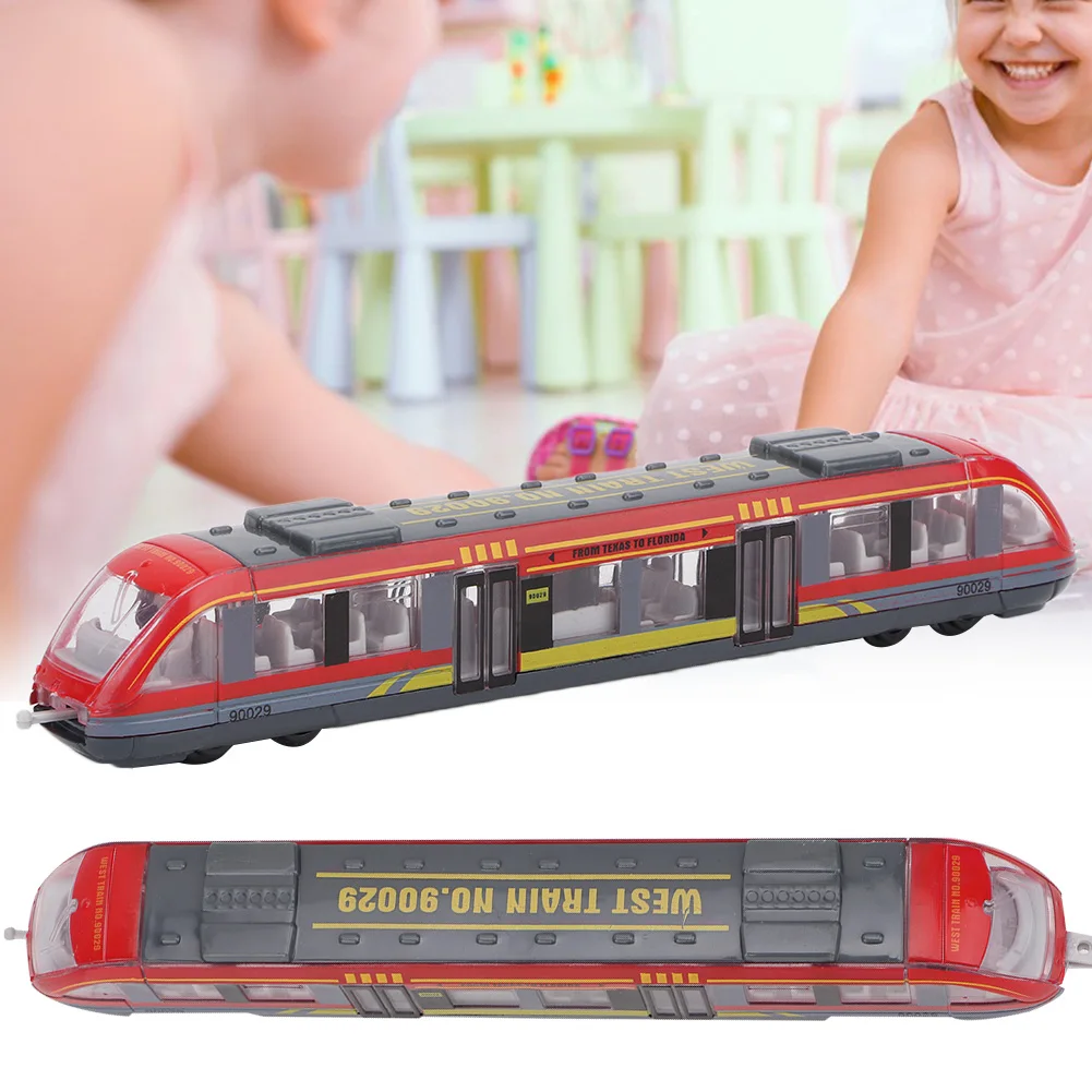 Menino usa trem de brinquedo para testar segurança sobre trilhos