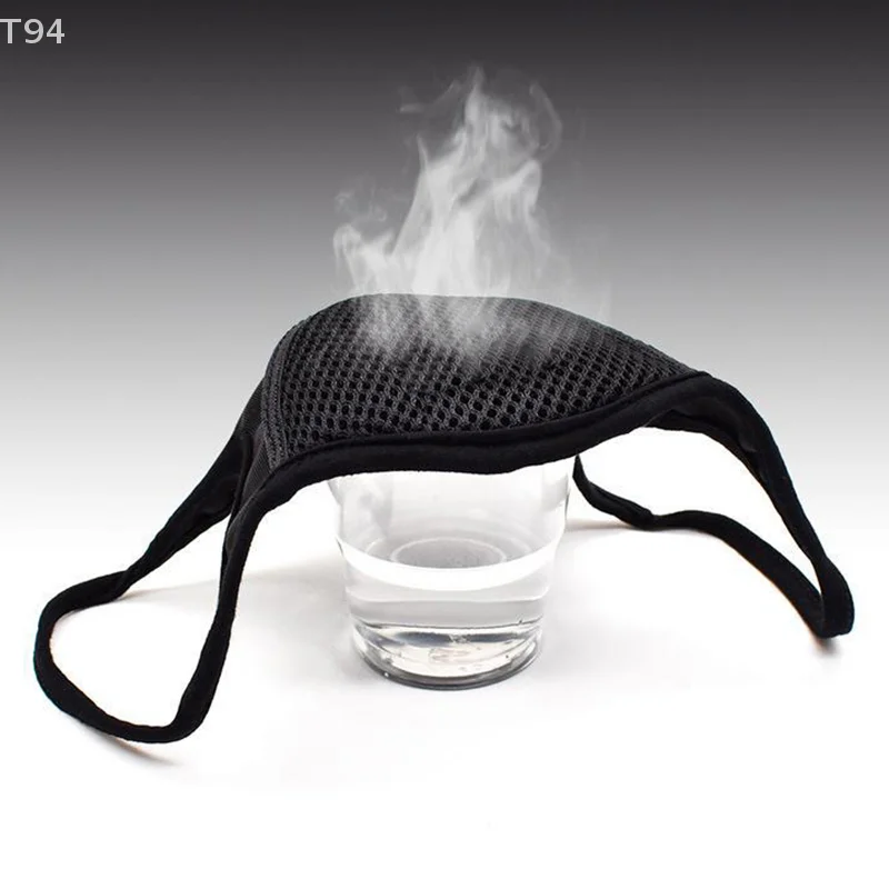 Masque réutilisable en tissu 3 couches gris, protection anti-poussière et coupe-vent, montrant les attaches élastiques.