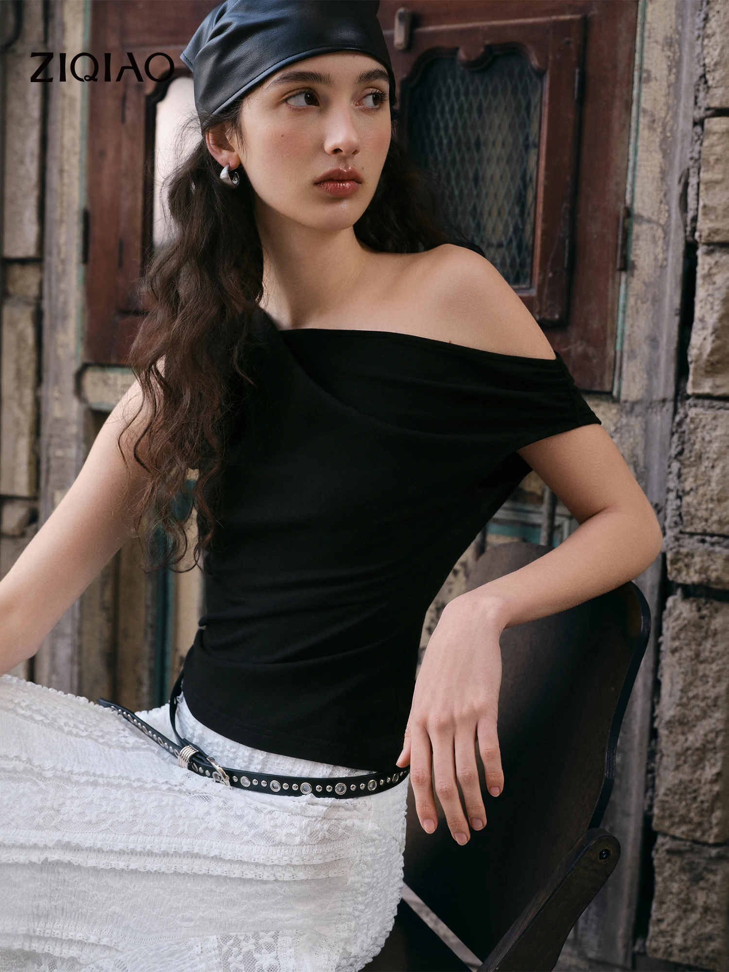 ZIQIAO Elastisches Antibakterielles Stylisches Off-Shoulder Cross-Neckline Damen Figurbetontes T-Shirt - Sommer 2026 Neuerscheinung Baumwollgehalt