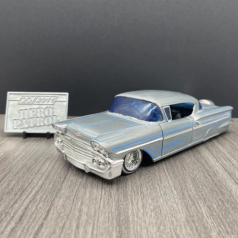 ミニカー JADA TOYS 1/24 1958 Chevy Impala Hardtop 1958 Chevy Impala Hard Top with Diecast Mosaic Tile, Silver