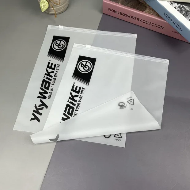 Mattschwarz gefrostete Reißverschlusstasche, individueller Kunststoff-Versand-T-Shirt-Druckverschluss, Kleidungsverpackungsbeutel, Kleidersack, 100 Stück – Detail 18