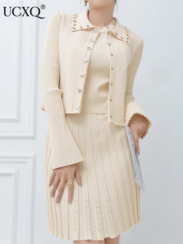 

Женский осенний комплект юбки UCXQ, модель 2024 года, пальто с длинным рукавом, отложным воротником, металлической пряжкой, жилет без рукавов и однотонная мини-юбка