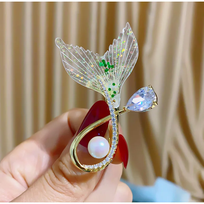 

Korea Elegant Temperament Personality Fishtail Brooches Unique Acrylic Fish Tail Corsage with Zircon Pearl Accessories for Women