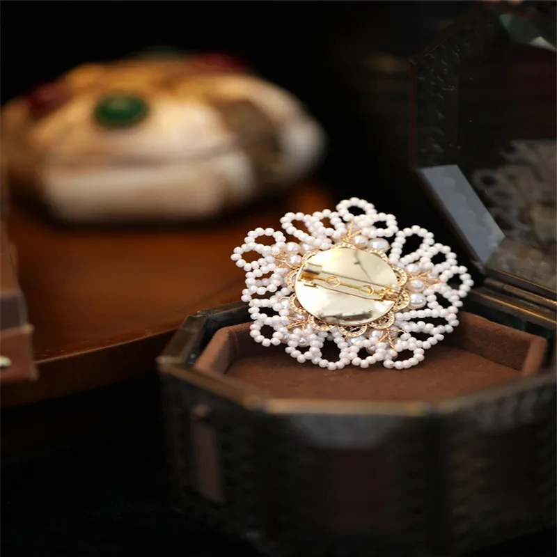 

Retro temperament button anti-glare brooch design sense niche corsage high-end woven flower pin accessories female