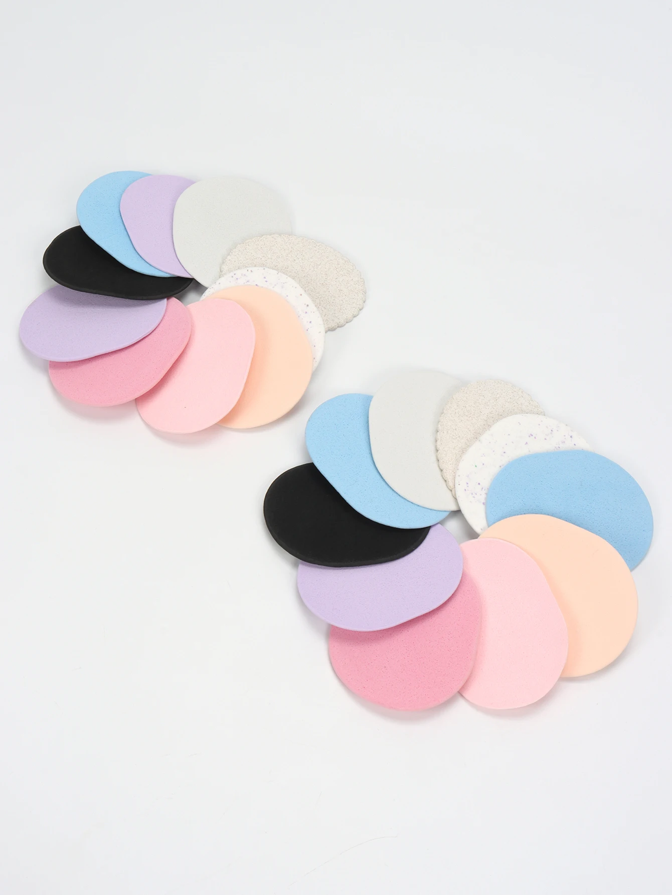 Lingettes nettoyantes visage ultra-minces en action, retirant le maquillage facilement.