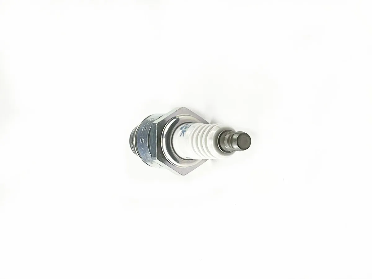 Engine spark plug BR6HS is suitable for Yamaha F2.5/F4 four-stroke outboard engine