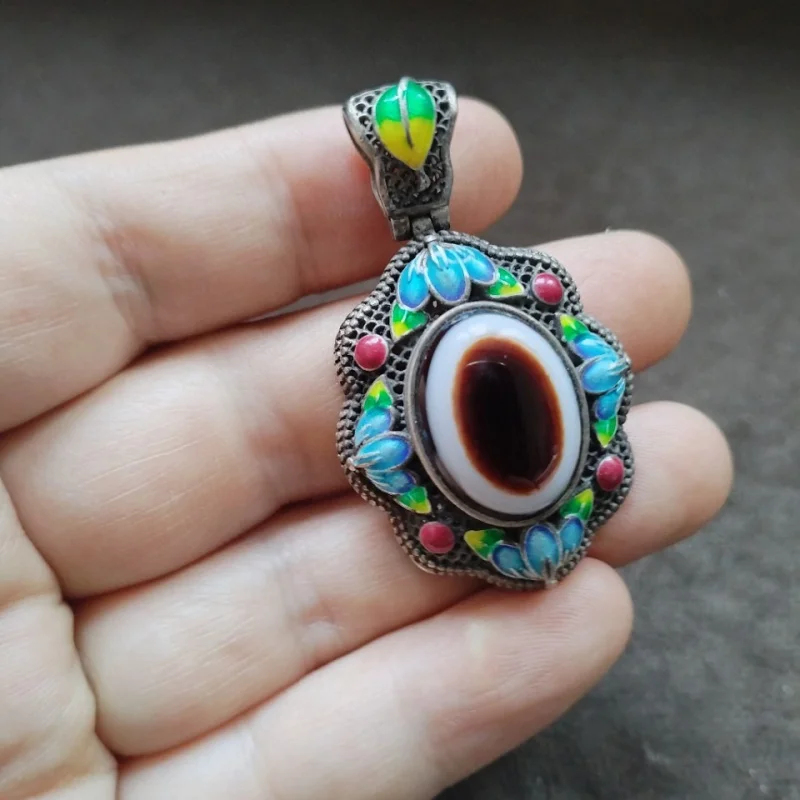 

Antique Collection Tibetan Area Backflow Old Wrapped Pulp Old Silver Inlaid with Eyes Dzi Pendant Pendant Cloisonne Necklace Pen