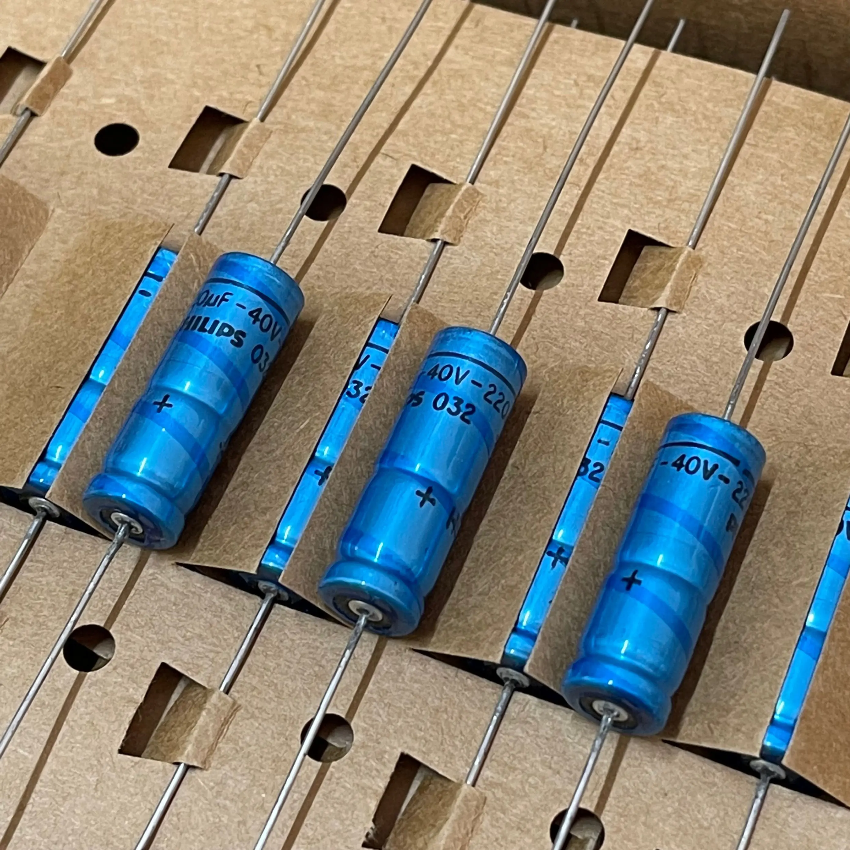 2PCS Netherland 032 series 220UF 40V fever cathode filter electrolytic capacitor