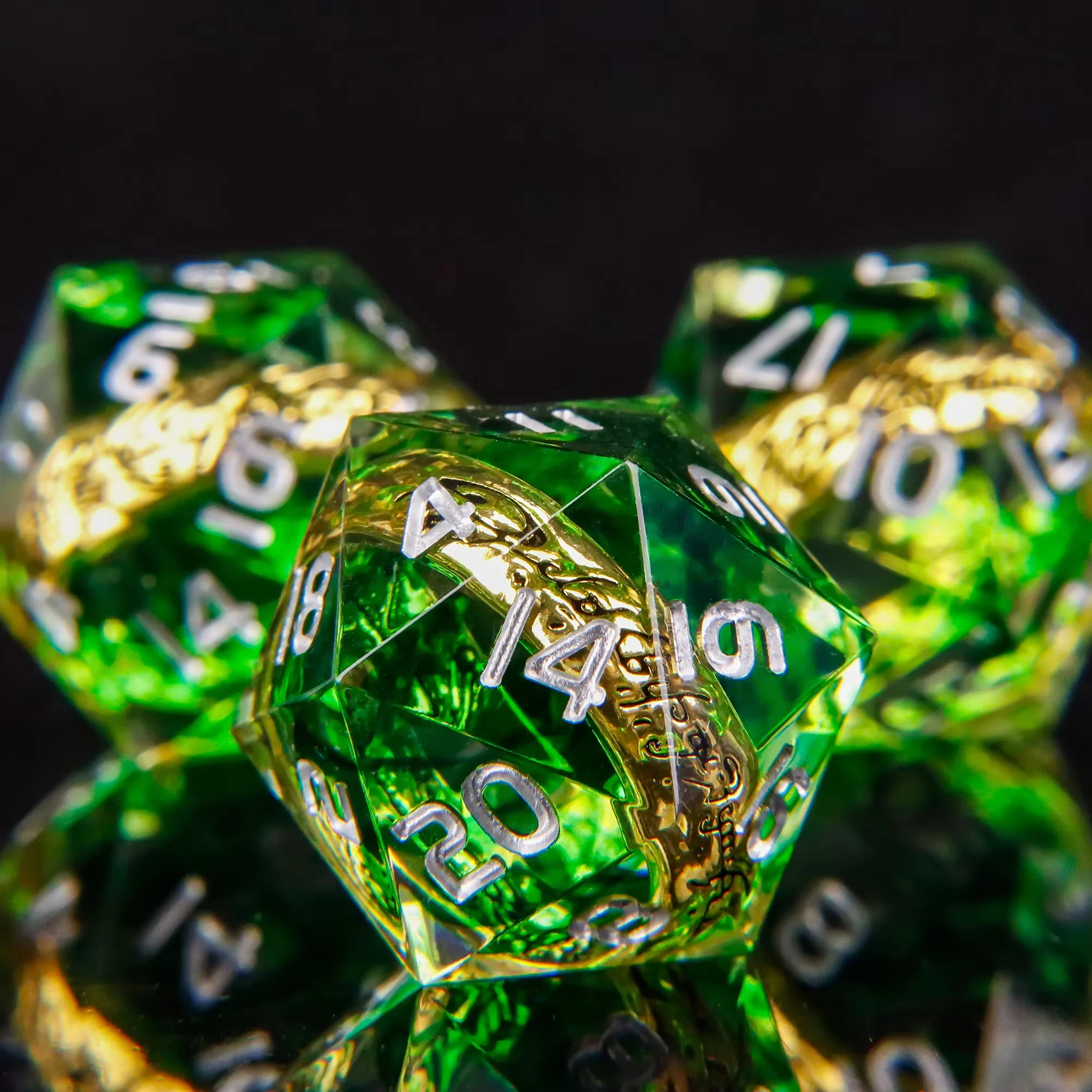 7개의 다면체 레진 주사위 세트, 손 안에 숨겨진 링이 있는 수제 창의적인 주사위, DND RPG 테이블탑 보드 게임용 특별한 기념품 선물