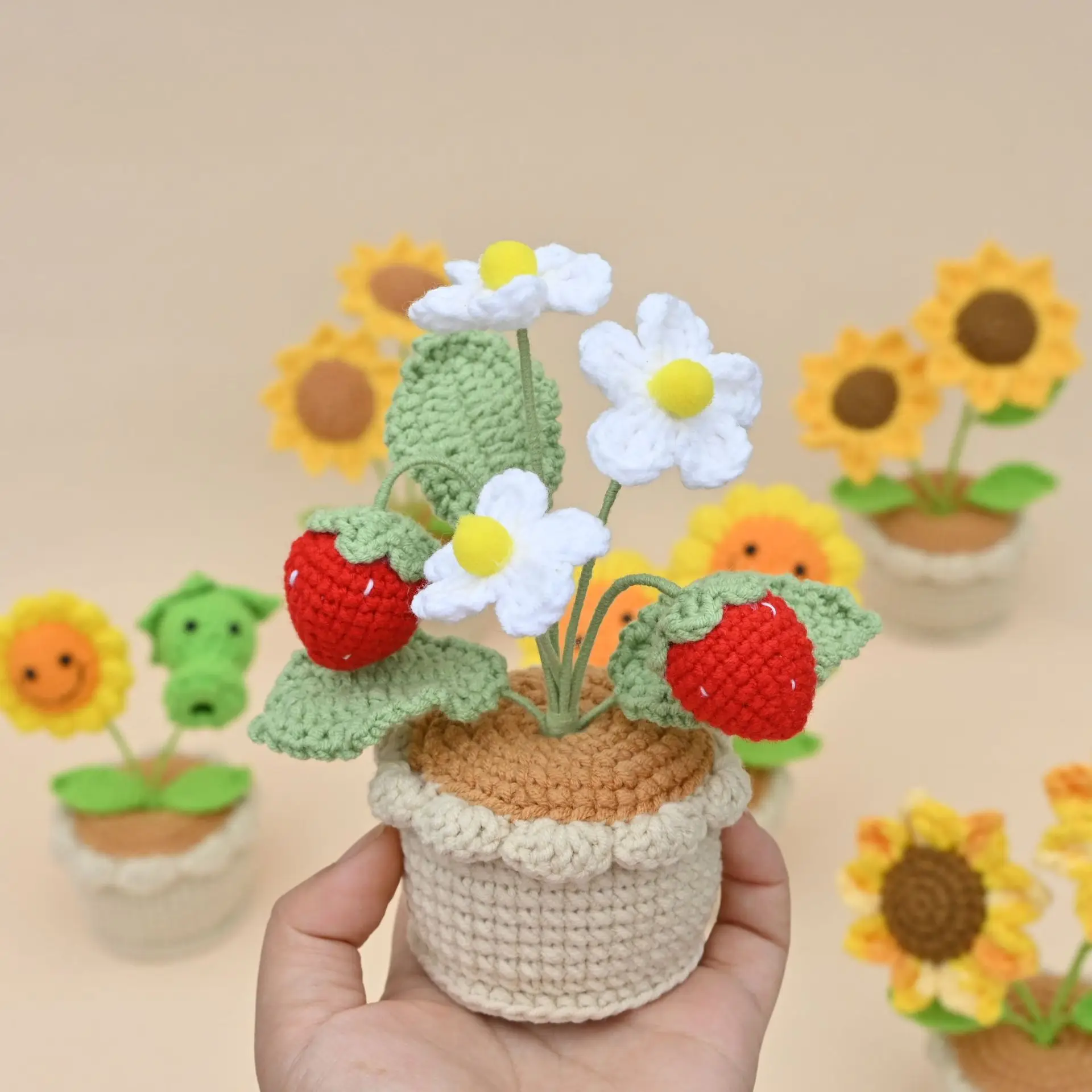 Fertig handgewebte kreative Erdbeer-Häkel-Sonnenblume im Topf, gestrickte Pflanzen, Schreibtisch-Bücherregal-Deko-Geschenk