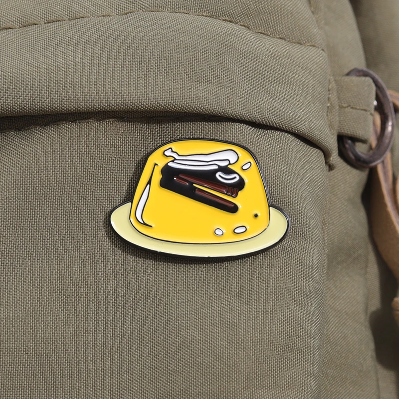 Situation Comedy Emaille Pin TV-Serie Benutzerdefinierte Broschen Wanted Warrant Revers Abzeichen Tasche Schmuck Geschenk für Fans Freunde – Detail 6