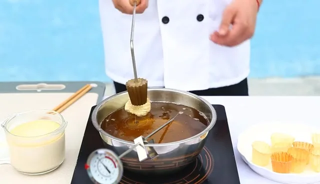 Malaysian Pie Tee Maker – Eierkuchenform Aus Kupfer & Edelstahl, Goldbecher 4 Cm, Buchenholzgriff, Für Nyonya-Gerichte & Knusprige Törtchen