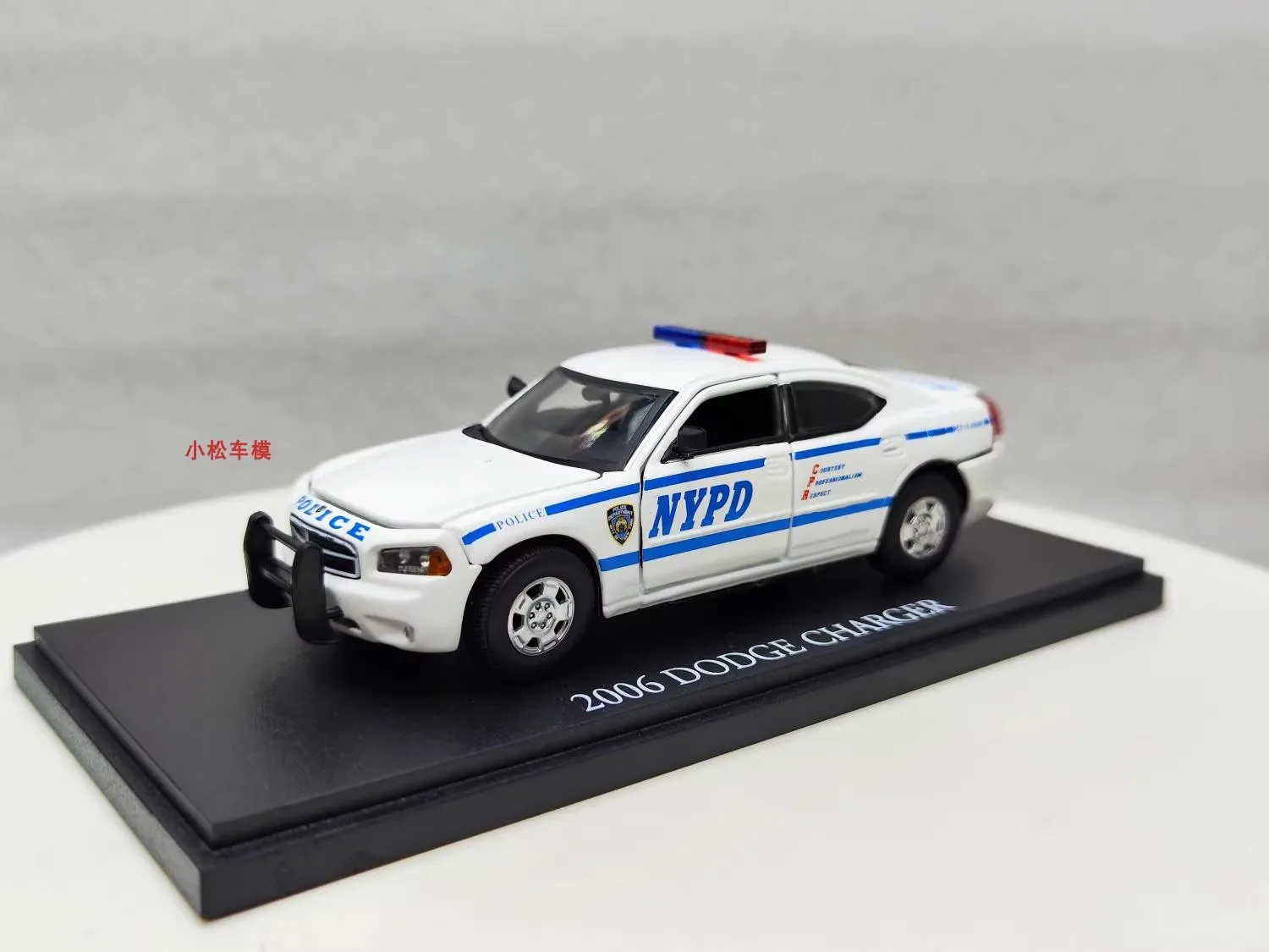 1:43 2006 Dodge Charger NYPD литой металлический сплав Модель автомобиля игрушки для подарочной коллекции