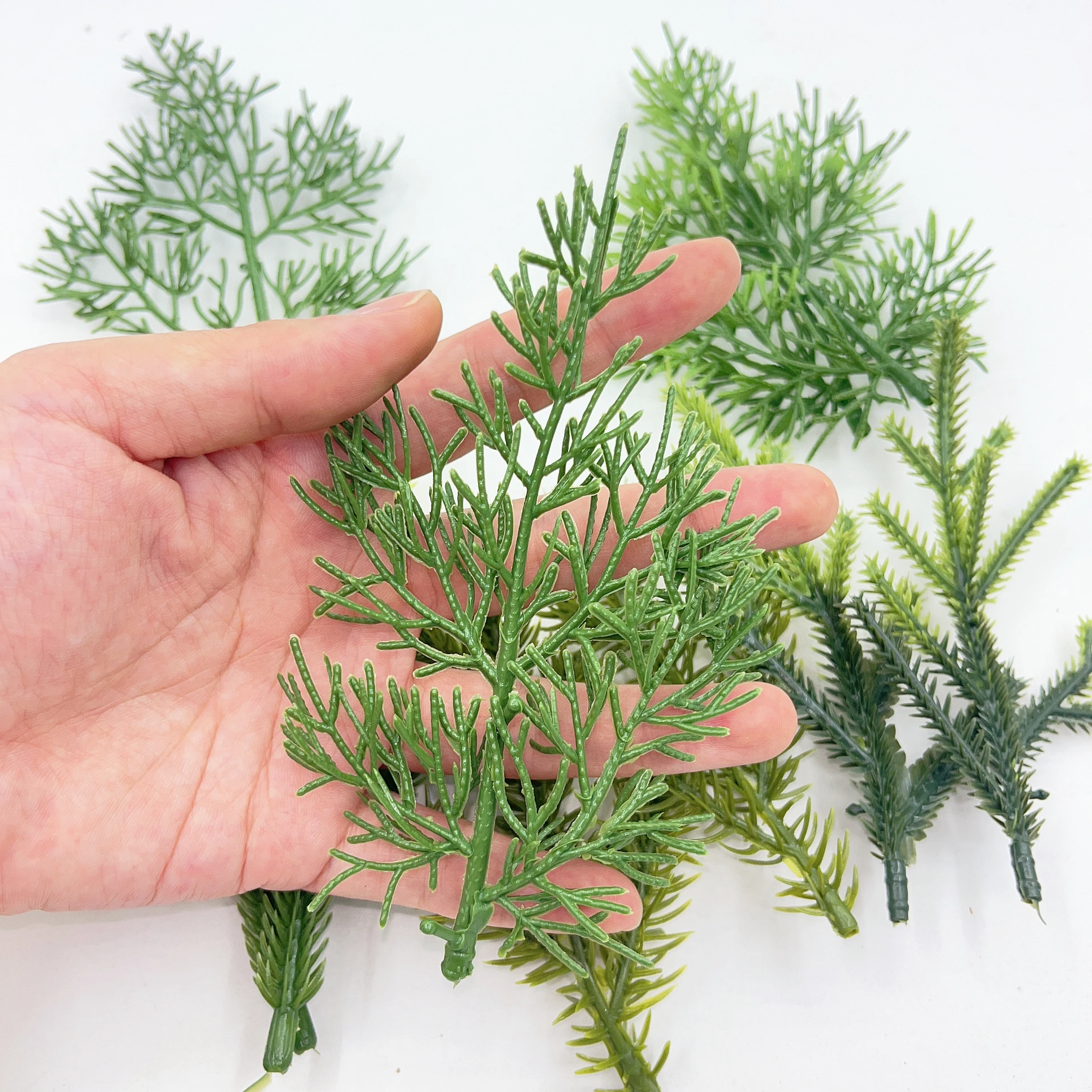 20 teile/los künstliche Weihnachten Kiefer Nadel Zweige Home Pflanze Handwerk Kunststoff Blumen Girlanden Dekoration DIY Zubehör