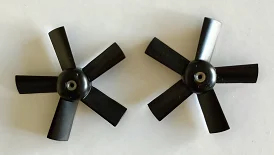 Vue rapprochée des hélices de rechange pour avion RC, avec axe central et vis de fixation