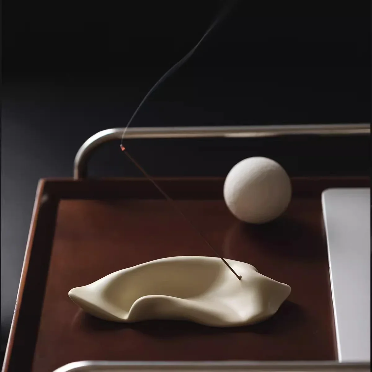 Nordic Resin Incense Burner Irregular Calming Aroma Storage Base Balck White Plate Portable Decoration Home Office Decor