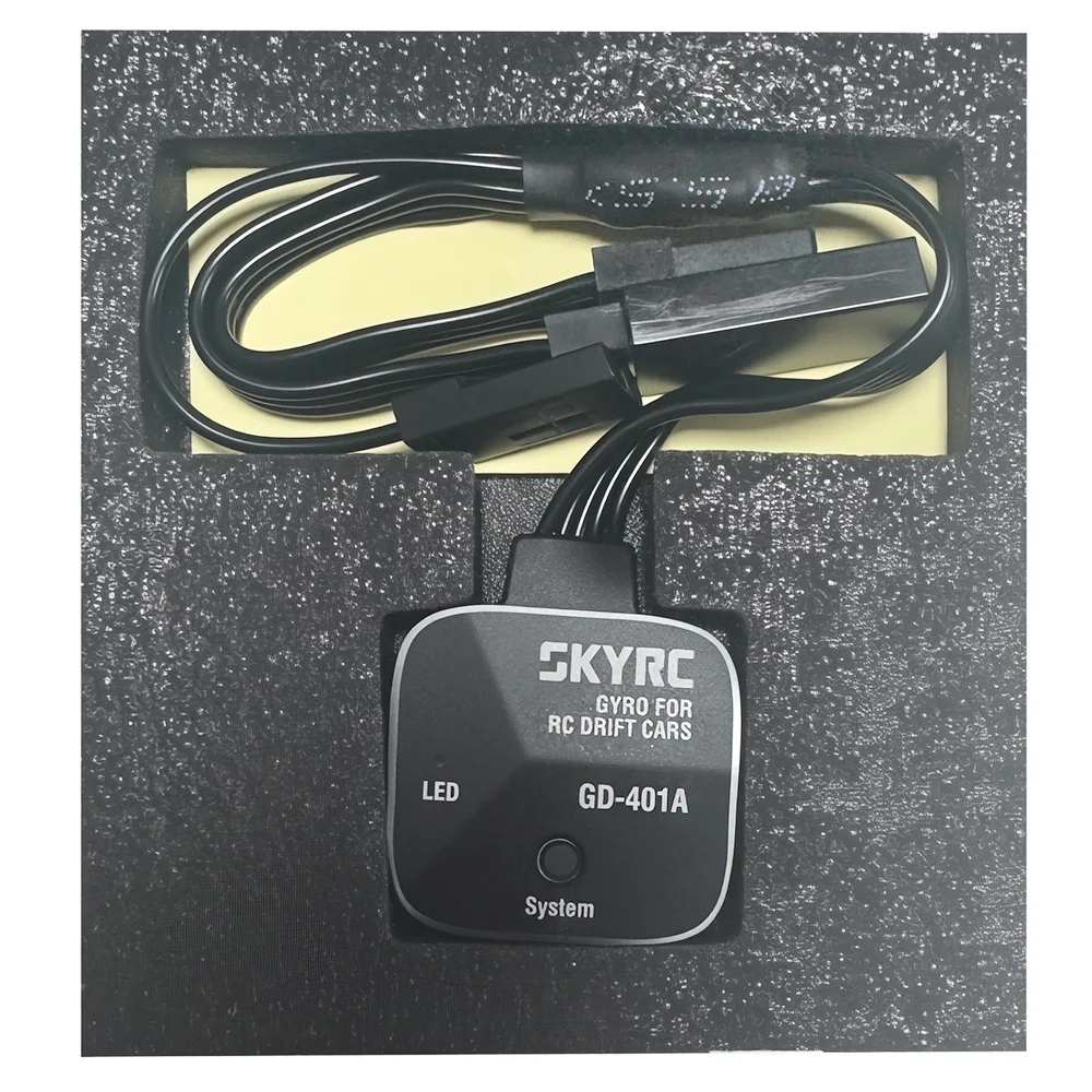 Gyroscope de drift SkyRC GD-401A installé sur un châssis de voiture RC, câbles de connexion visibles.
