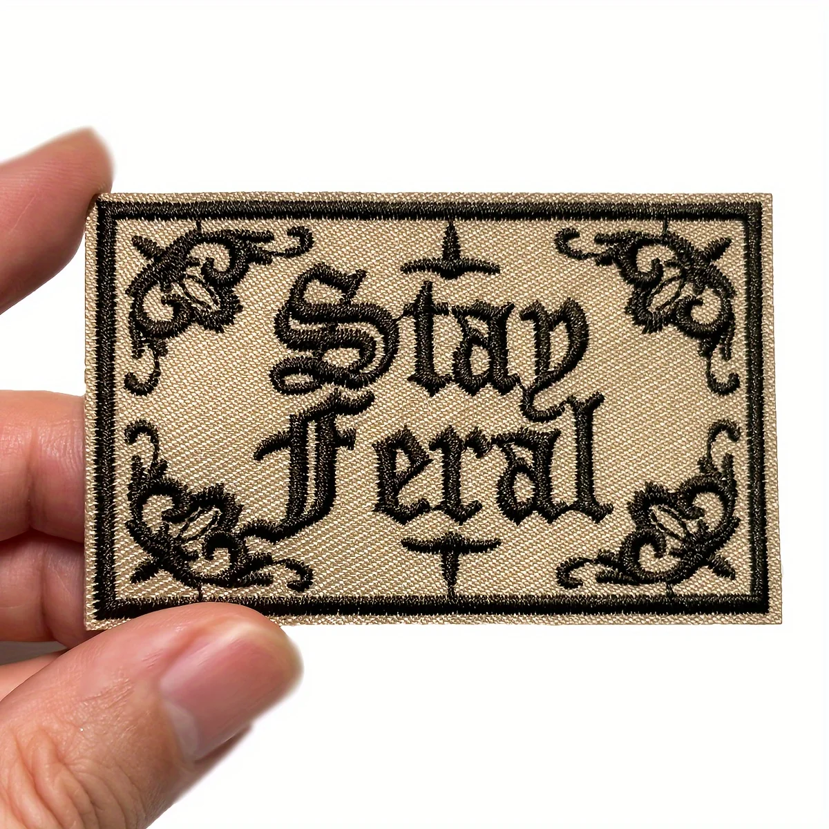 taktische klett patch 1 Stück „Stay Feral“-Aufnäher zum Aufbügeln mit Klettverschluss – bestickter Kleidungsaufnäher für Jacken, Taschen, Hosen, Hüte und Heimwerken, einzigartiger Aufnäher personalisierbar – Detail 3