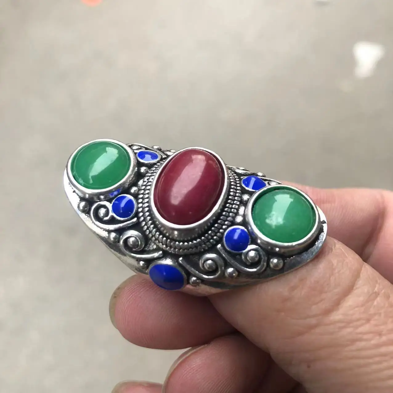 

Antique miscellaneous white copper, silver plated and silver inlaid with rubies and emeralds, national wind ring accessories