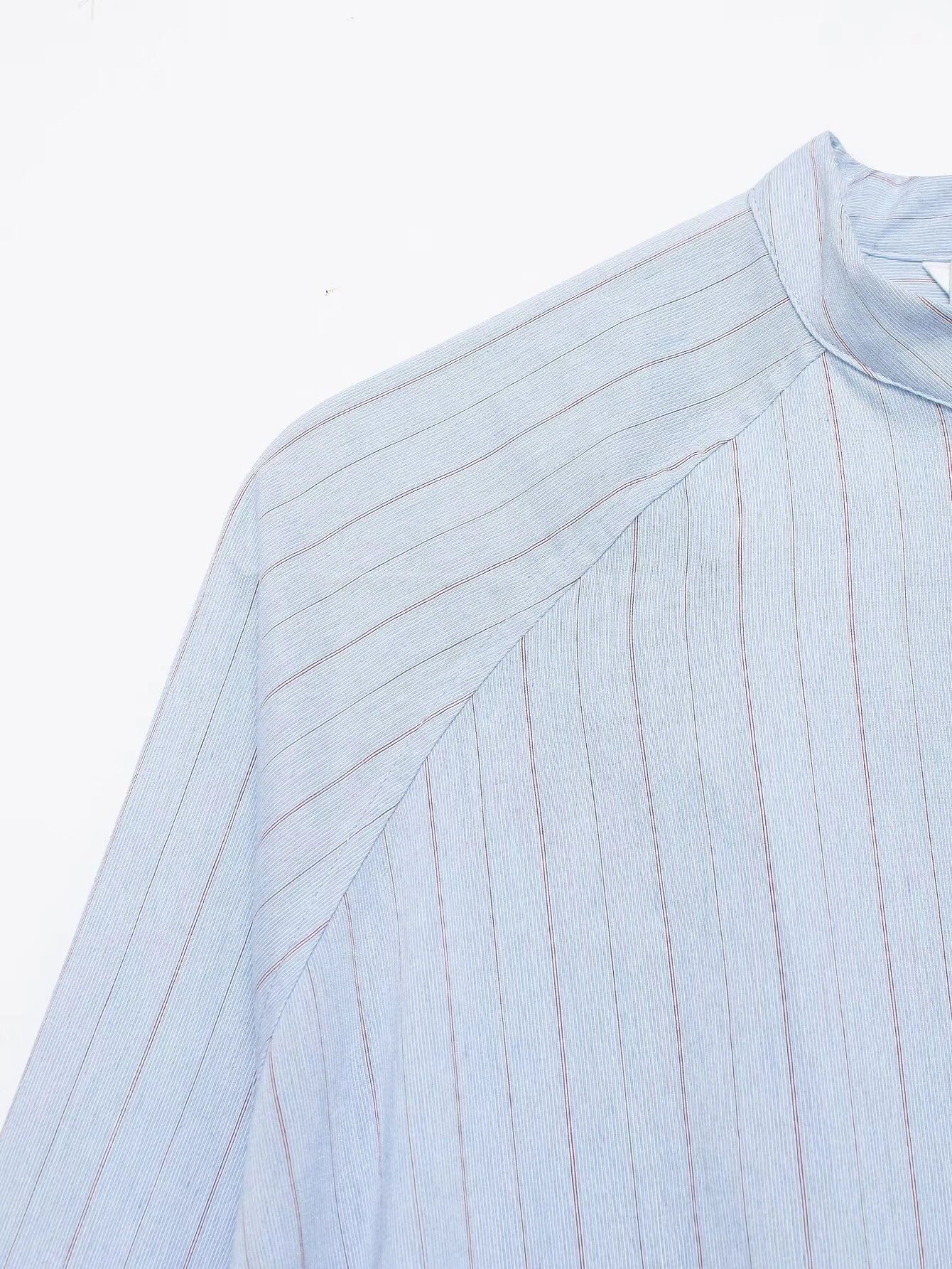 Frühlings- und Sommerkollektion: Neues Damenoberteil im französischen Stil mit Rundhalsausschnitt, langen Ärmeln, asymmetrischem Saum, aufklappbarer Brusttasche und Streifenmuster. – Detail 7