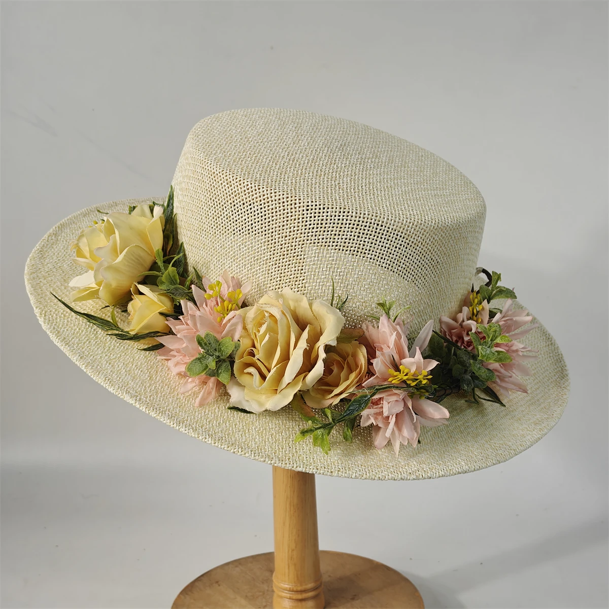 Flacher Strohhut mit Blumenmuster, hohl gewebter Strohhut für Damen und Herren, kariert, schlicht, hochwertig, modisch, Sommer-Sonnenhut, Geschenkhut, Hochzeitshut – Detail 15