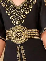 Jupe longue brodée traditionnelle noire pour fille : décoration à motif doré, design élégant à col en V 3