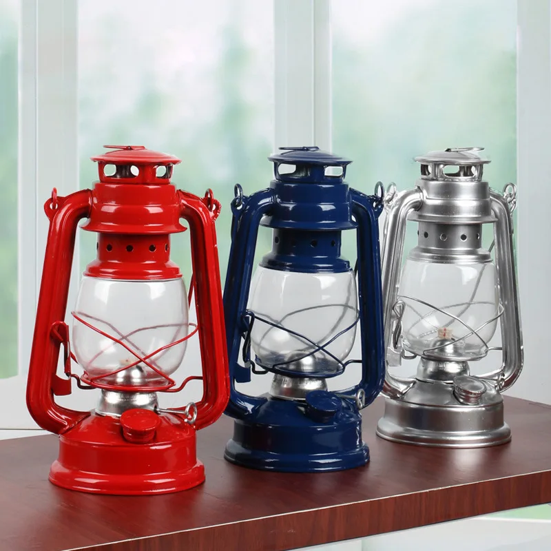 

Christmas Retro Iron Art Kerosene Lamp Ornaments, Old-fashioned Hand-held Glass Lantern Decorations Outdoor Camping Lamps Props