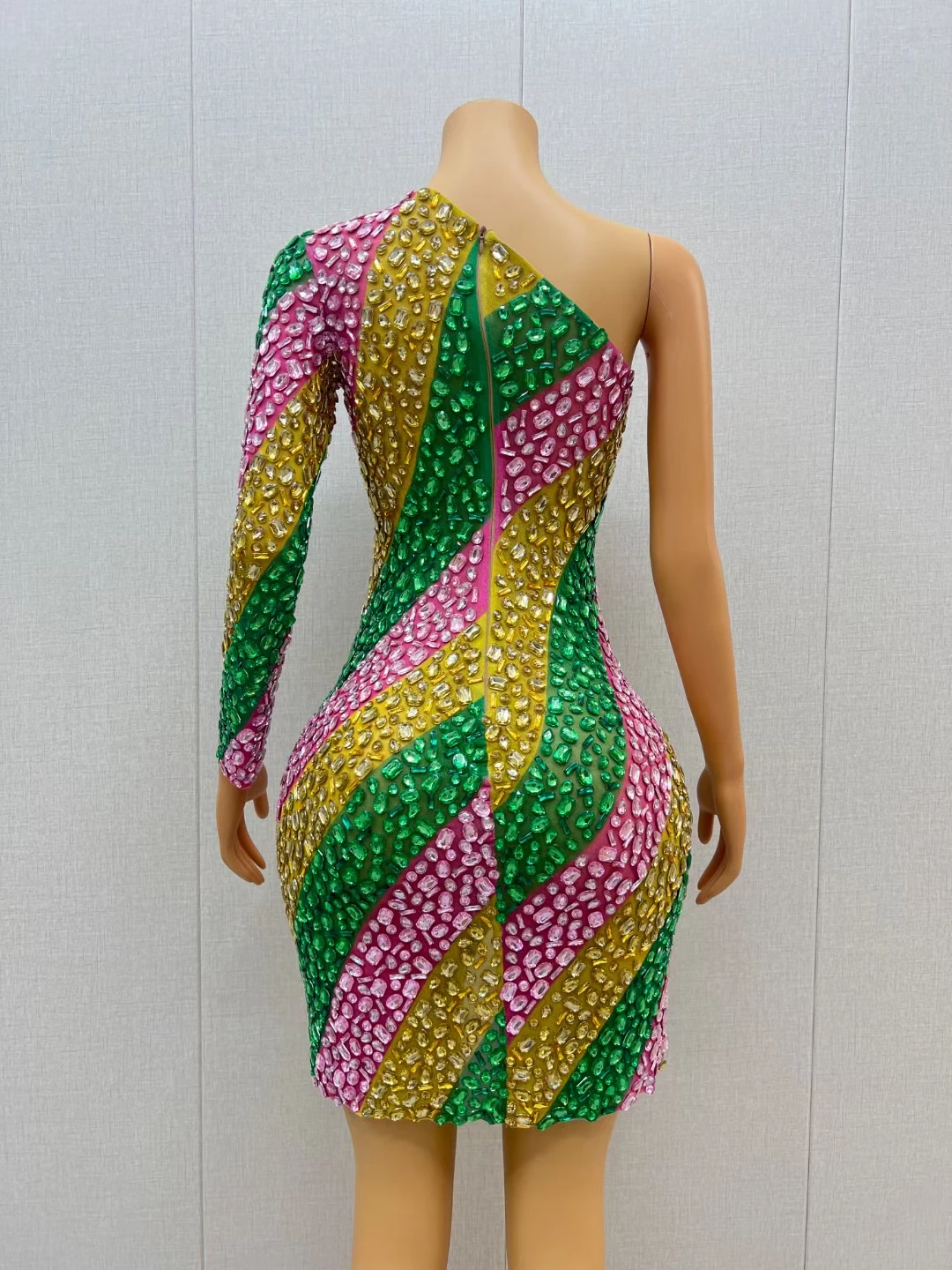 Рисунок 6 - Блестящее красочное женское платье