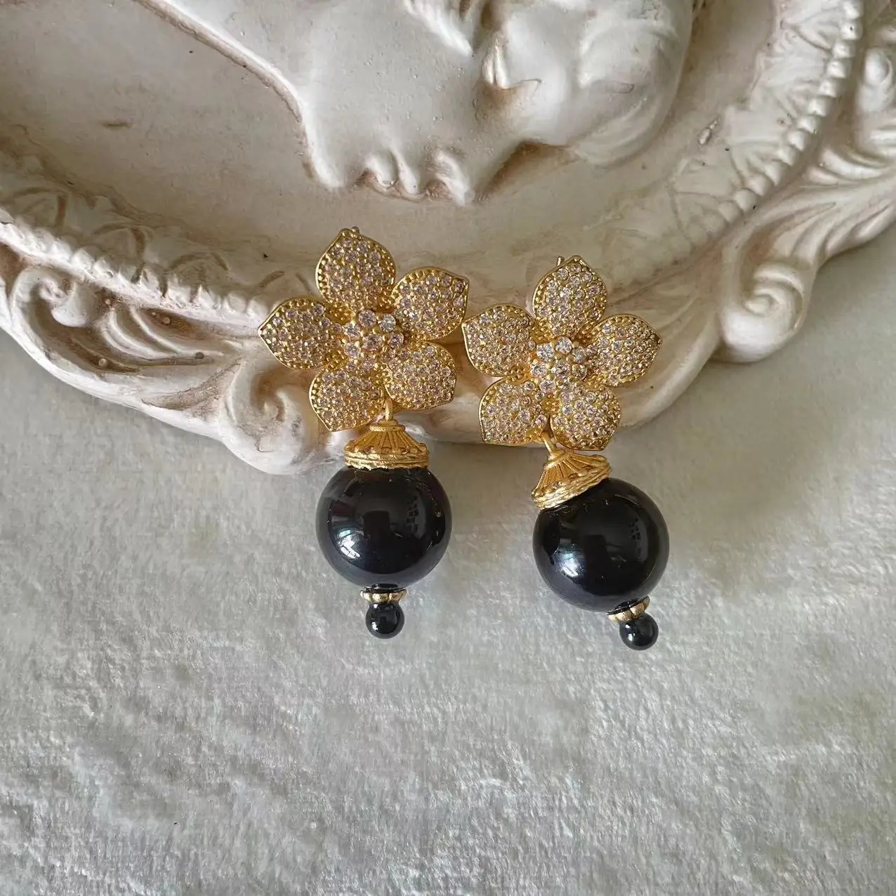 

Vintage flowers black pearls elegant stud earrings for women