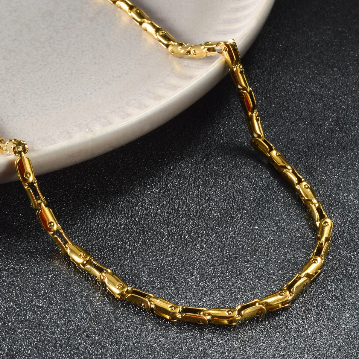 Luxuriöse Fischgräten-Pfeilketten-Halskette für Männer und Frauen, Unisex, 18K Vergoldeter Edelstahl, Nicht Verblassend, Einfacher Alltagsschmuck – Detail 4