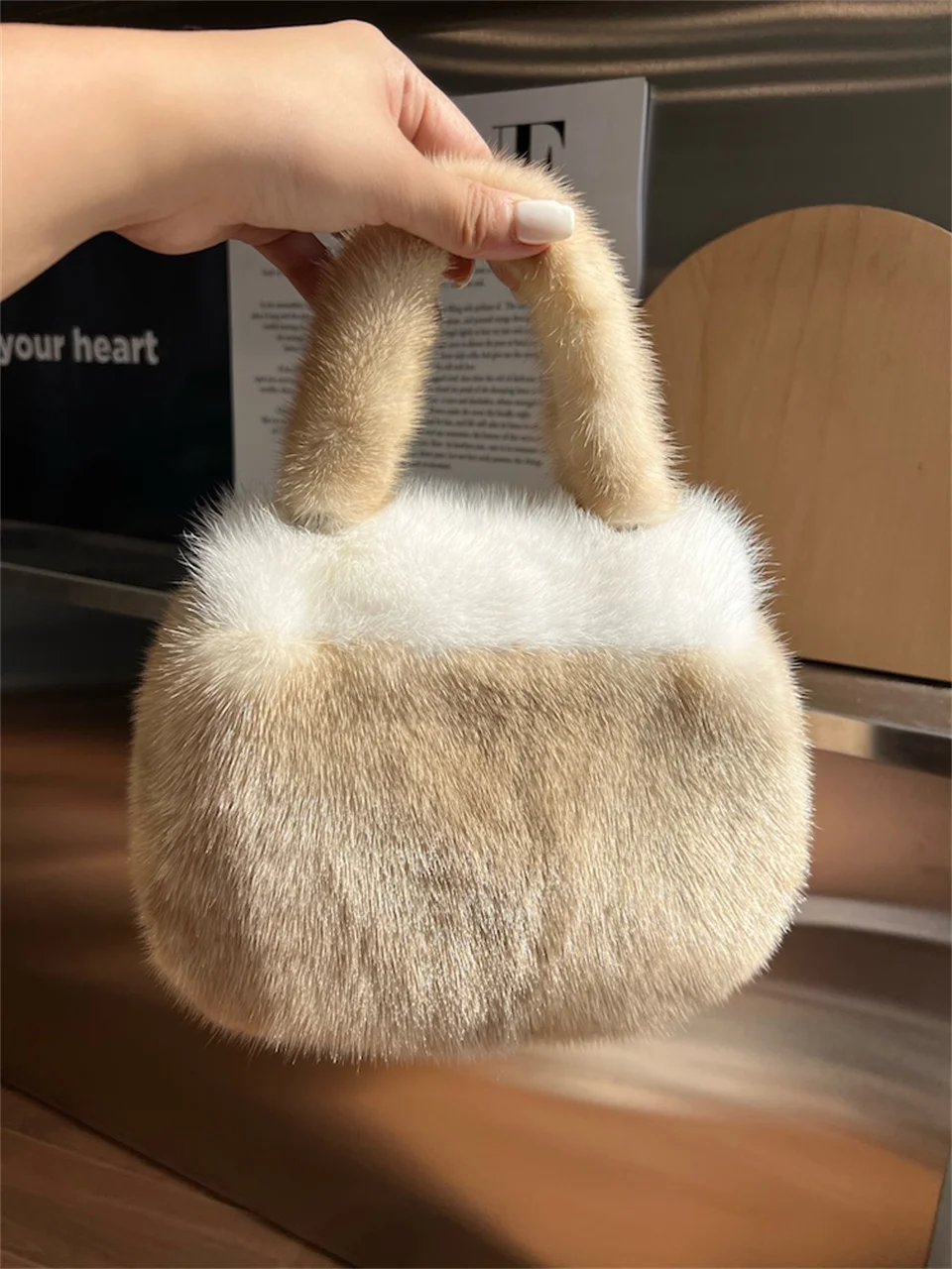 Kleine Handtaschen aus Nerzfell, flauschige Handtaschen für Damen, gepolsterte Taschen, echte Fell-Umhängetaschen, luxuriöse Markenhandtaschen für Damen. – Detail 8
