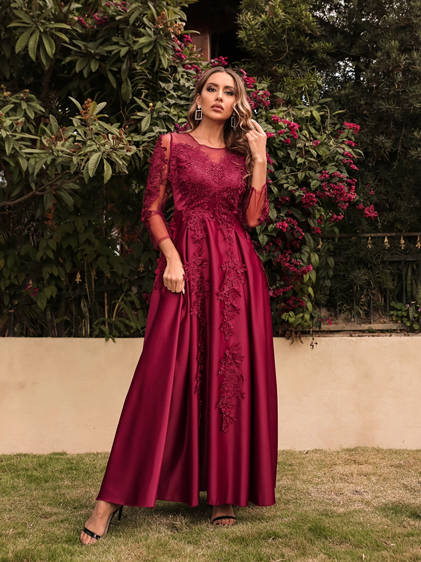 エレガントな赤いビーズ装飾付きロングドレス 【公式通販】