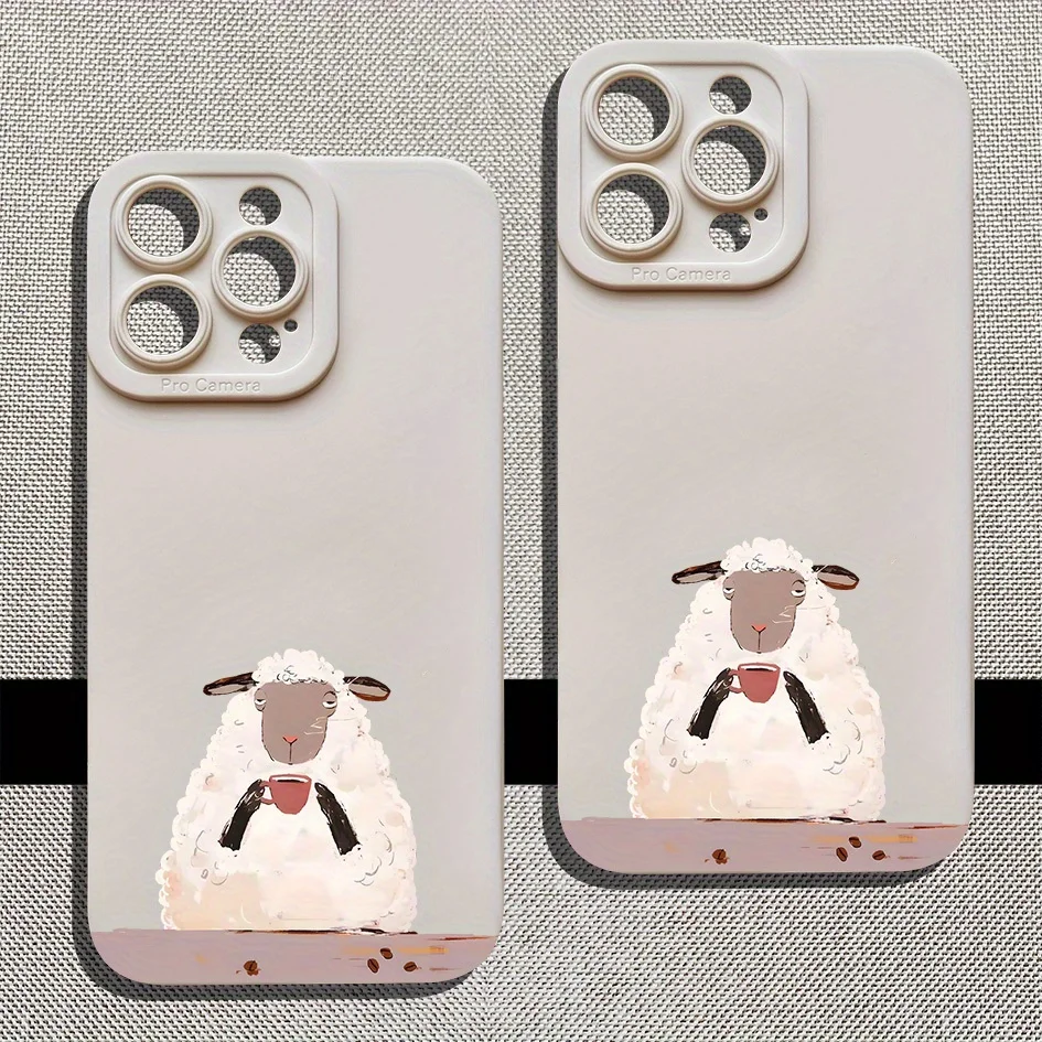 Una piccola pecora che beve caffè Questa custodia protettiva morbida premium per iPhone 12/13/14/15/16 Plus Pro Max Cover per iPhone - immagine 3