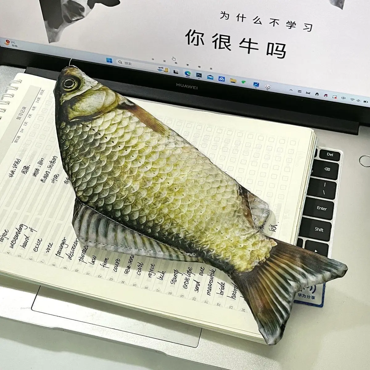 패딩 처리된 폼 안감과 귀여운 물고기 모양 펜이 포함된 물고기 모양의 필통으로, 학교, 사무실 또는 여행용으로 적합하며 내구성이 뛰어납니다.