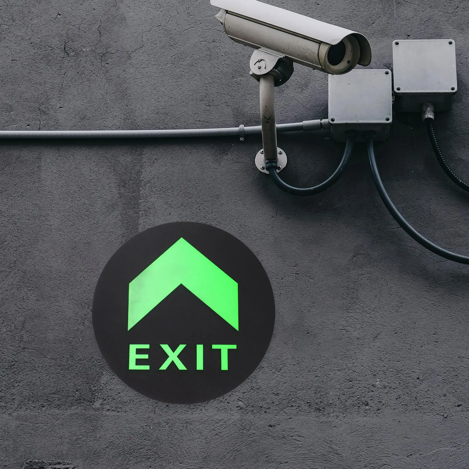 5Pcs 나이트 글로우 출구 표시 스티커 비즈니스 학교 병원 화재 안전 규정 준수를 위한 접착 방향 표시기 바닥 가이드