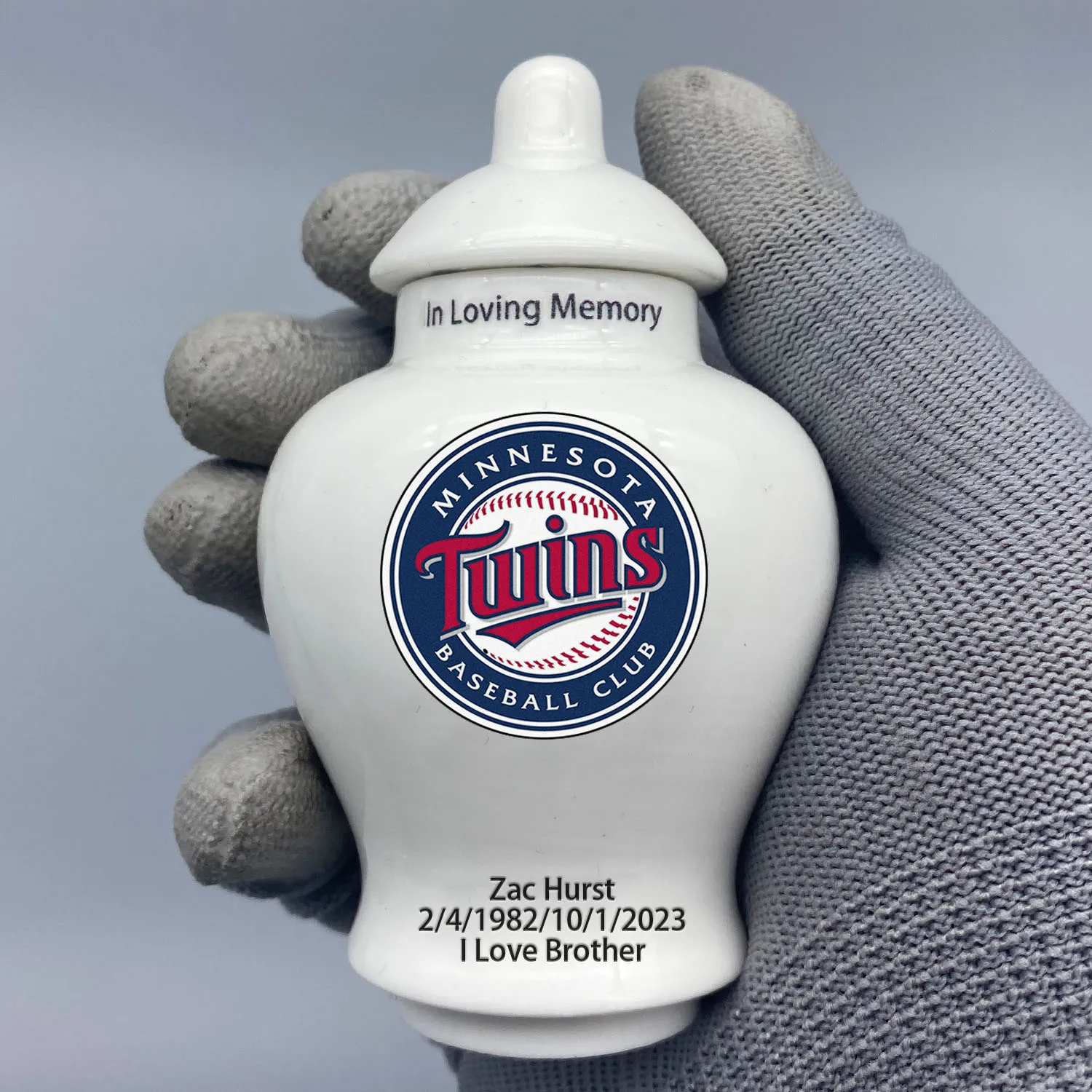 

Mini Urn for Minnesota Twins-Baseball themed Urn.Send me the name/date you want to appear on the urn by Remarks Message