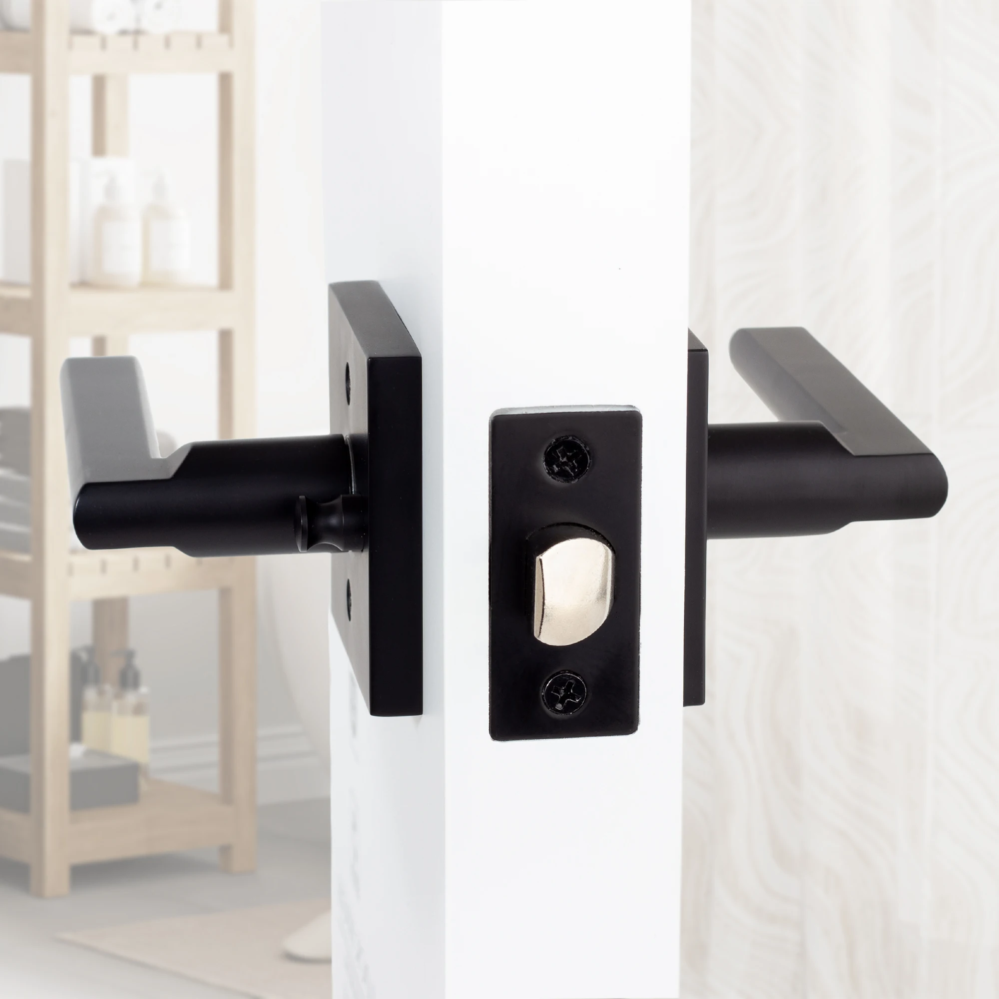 ชุดล็อคประตูภายในทรงสี่เหลี่ยมสีดำแบบหนา พร้อมแกนล็อค/กลอน สำหรับความปลอดภัยและความเป็นส่วนตัวในบ้าน เหมาะสำหรับห้องนอนและห้องน้ำ 1