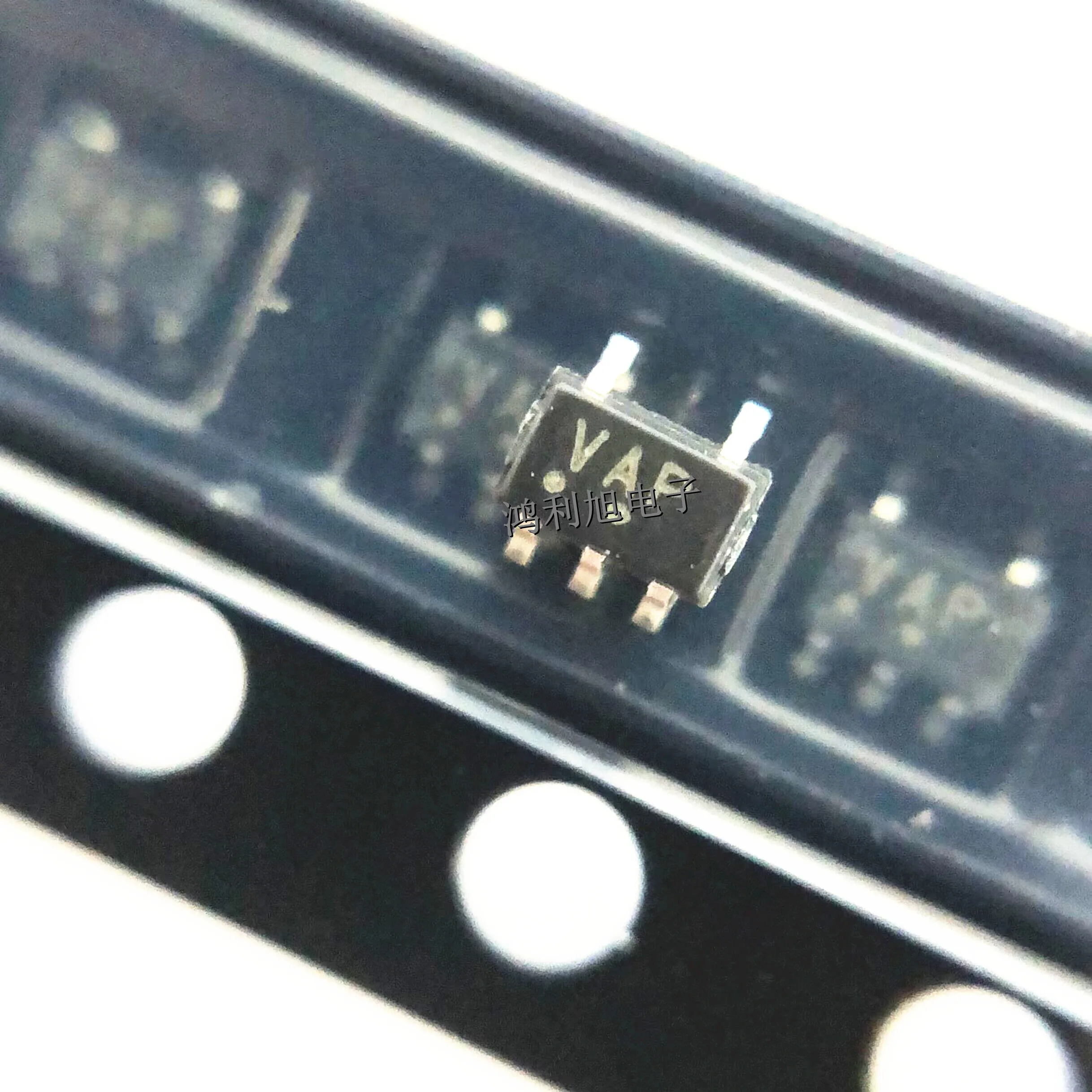 

20 шт./партия MC74VHC1G14DFT1G SC-70-5 MARKING;VA инверторный триггер Schmitt 1-элементный CMOS 5-контактный Рабочая температура:-40C-+ 125 C