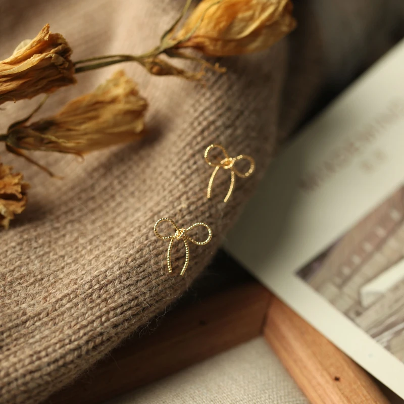 

Женские серьги-бантики из серебра 925 пробы