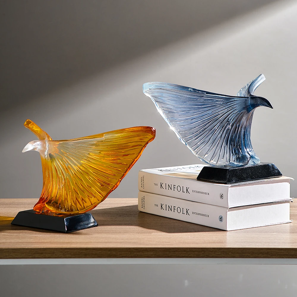 

Home Living Decor Abstract Golden Eagle Shaped Statue Modern Simple Living Room Bedroom Table Ornament Resin Transparent Crafts